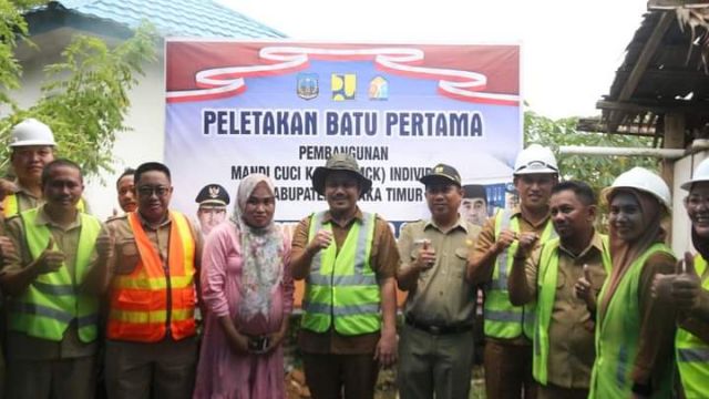 Bupati Letakan Batu Pertama Pembangunan MCK Individual Poli-Polia