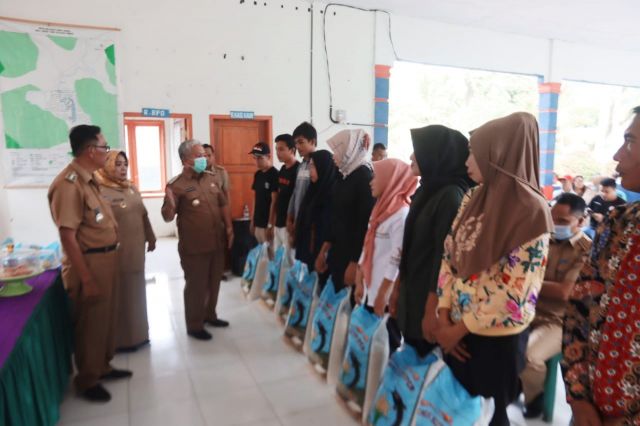 Bupati Serahkan Bantuan Cadangan Pangan di Ueesi