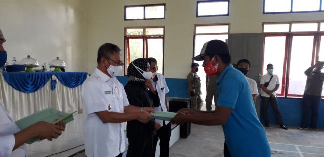 Bupati Koltim Serahkan Ribuan Sertifikat di Tiga Kecamatan