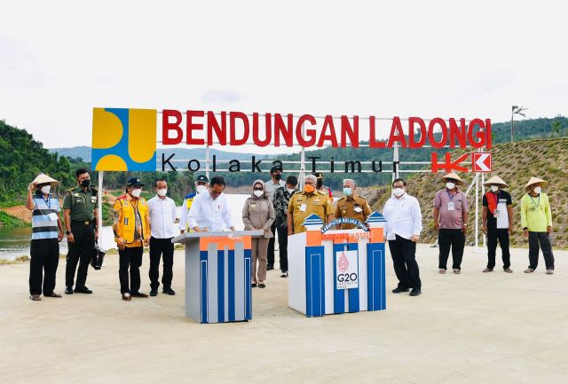 Naik Perahu Naga, Presiden Jokowi Resmikan Bendungan Ladongi di Kolaka Timur