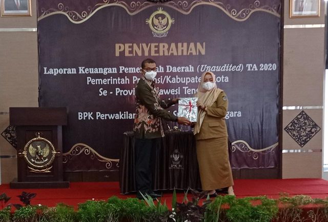 Plt Bupati Koltim Serahkan LKPD 2020 ke BPK