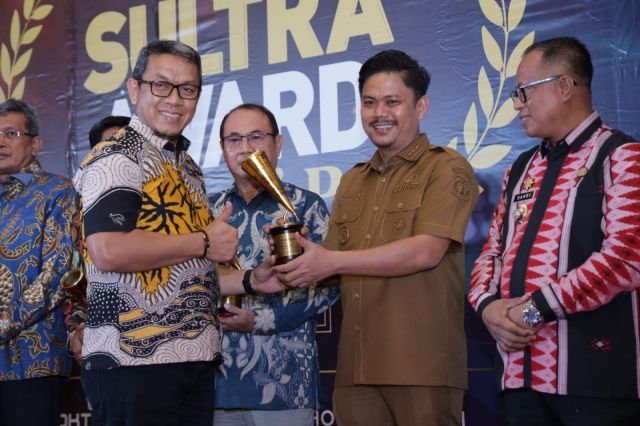 Bupati Koltim Raih Tokoh Inovatif Pemerintahan 2022