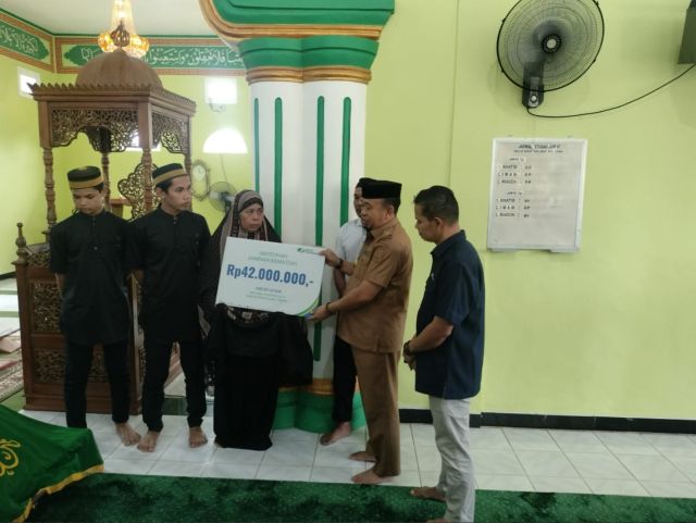 Pemda Koltim Salurkan Santunan ke Keluarga Almarhum Abidin Adam
